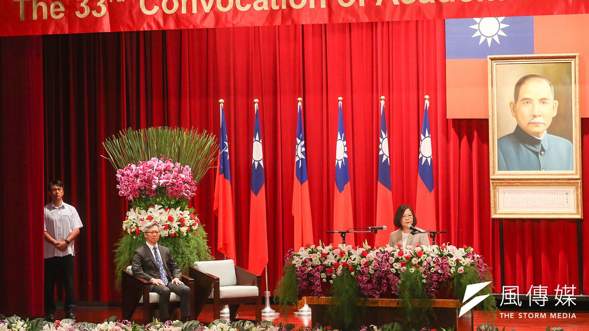 一連4天的中央研究院第33屆院士會議2日上午開跑,總統蔡英文出席會議開幕式並致詞,左二是中研院院長廖俊智。(陳明仁攝) 一連4天的中央研究院第33屆院士會議2日上午開跑,總統蔡英文出席會議開幕式並致詞,左二是中研院院長廖俊智。(陳明仁攝)