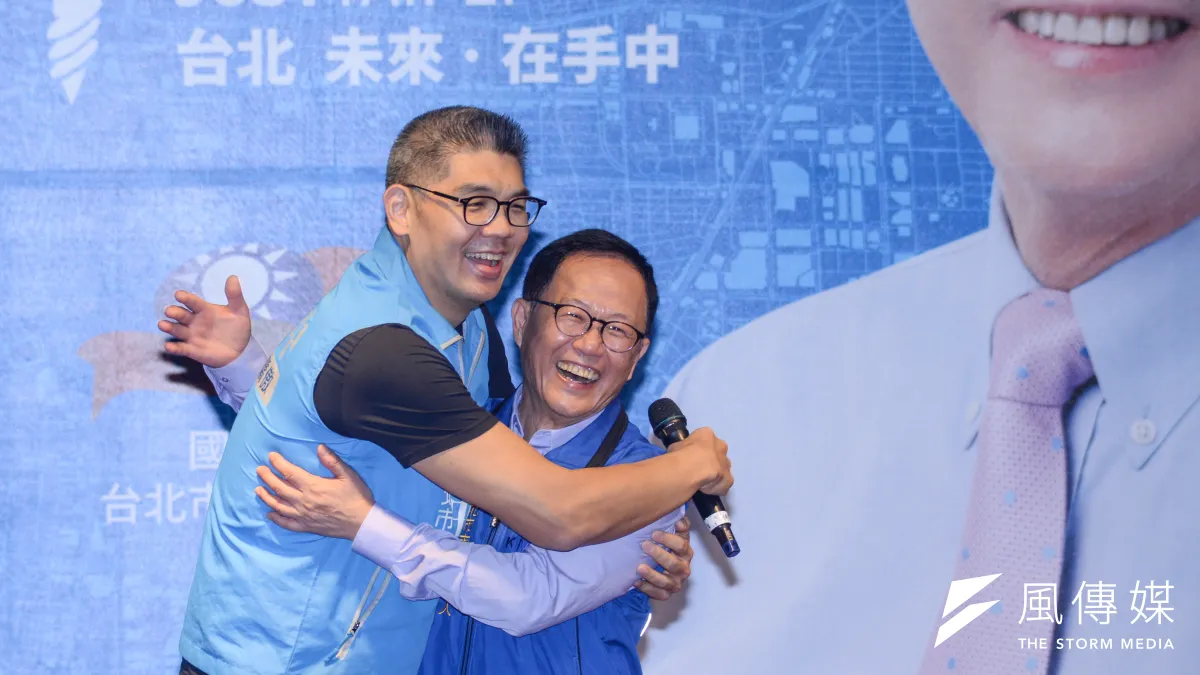 20181010-丁守中競選台北市長總部開幕茶會,連勝文與台北市長參選人丁守中擁抱。(甘岱民攝)