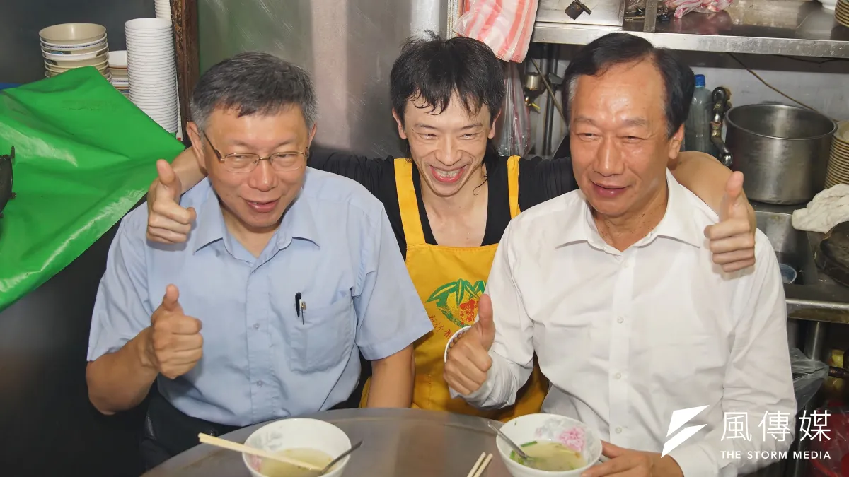 台北市長柯文ˋ哲、鴻海集團創辦人郭台銘參拜新竹城隍廟品嘗在地小吃。(盧逸峰攝)