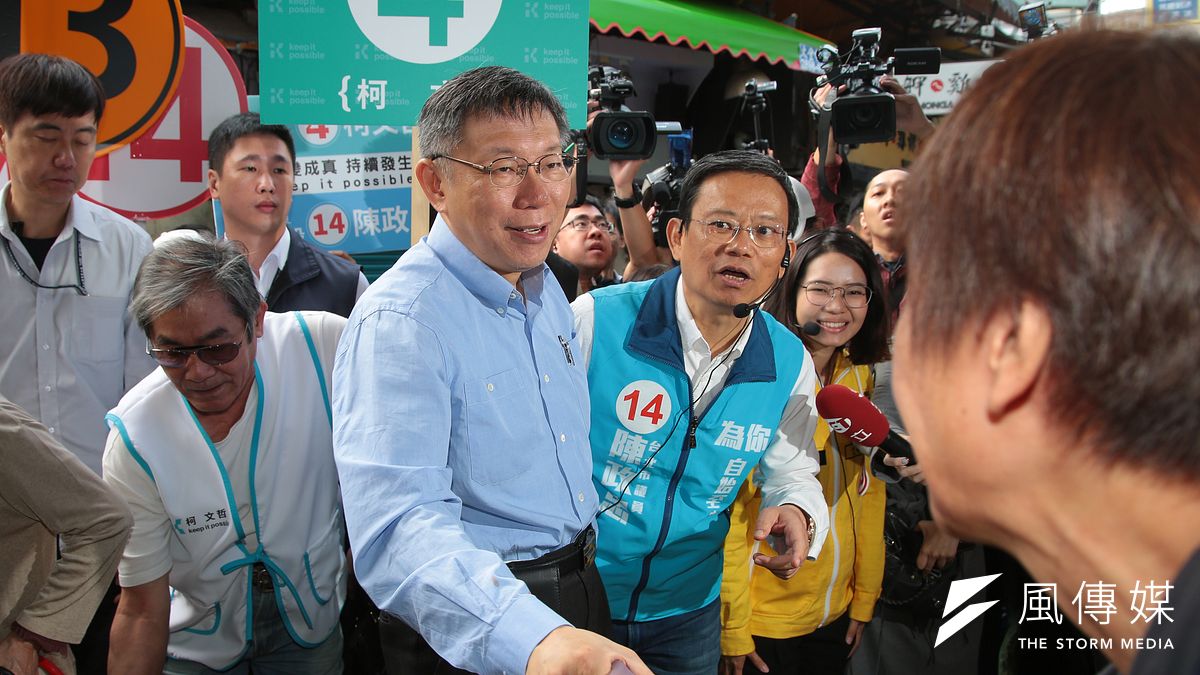 有7名柯粉自掏腰包,一共花費120萬元,購買21日的《蘋果日報》頭版的半版廣告,來宣傳柯文哲的政績。(資料照,顏麟宇攝) 有7名柯粉自掏腰包,一共花費120萬元,購買21日的《蘋果日報》頭版的半版廣告,來宣傳柯文哲的政績。(資料照,顏麟宇攝)