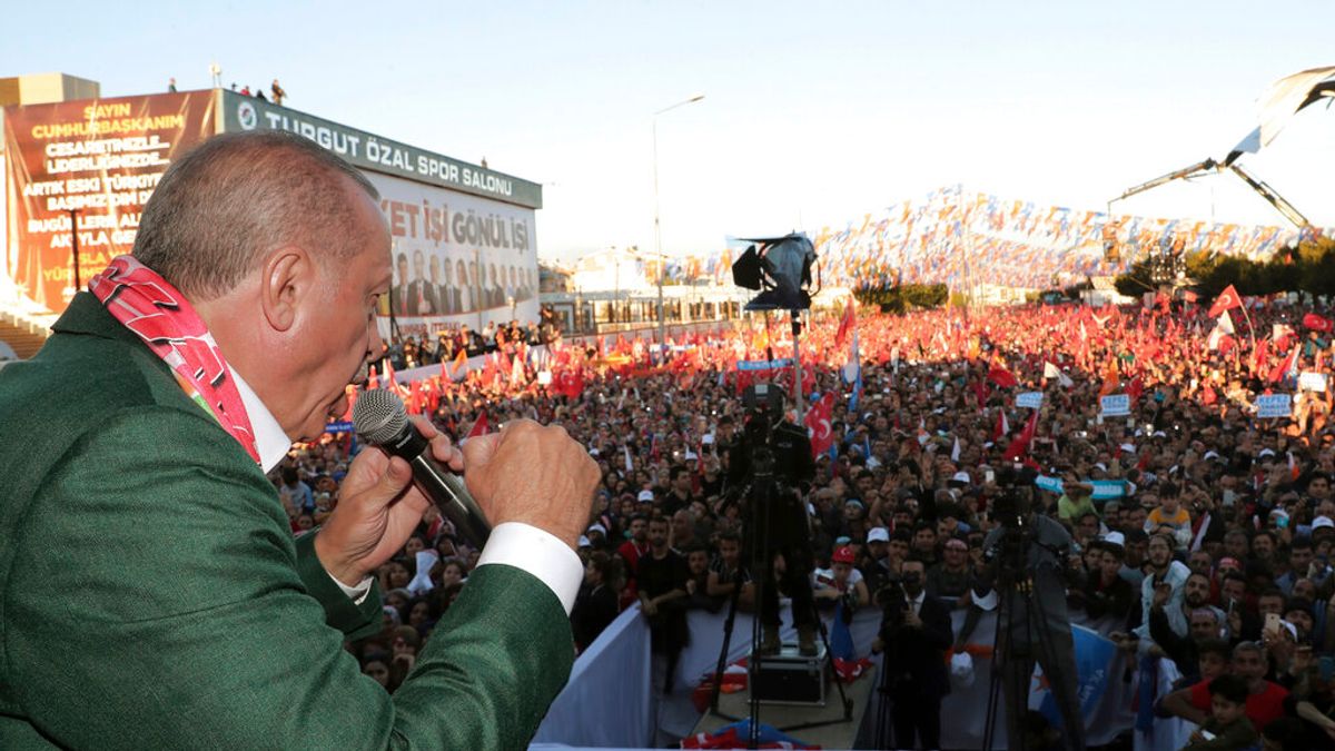 土耳其總統艾爾多安在造勢場合上談及紐西蘭恐攻,並播出基督城血案影片。(AP) 土耳其總統艾爾多安在造勢場合上談及紐西蘭恐攻,並播出基督城血案影片。(AP)