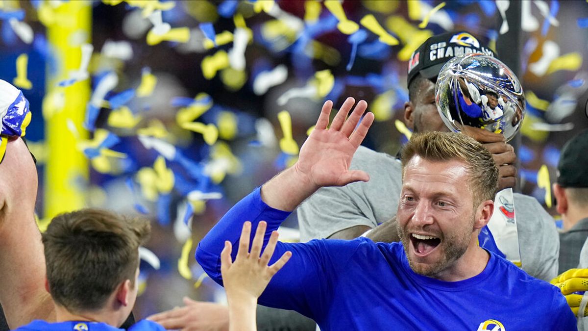 2022年2月13日,於2016年重返洛杉磯的公羊隊,拿下2021-22年球季、也是重返洛杉磯後的首座超級盃冠軍。教練Sean McVay開心地與球員擊掌慶賀。(美聯社) 2022年2月13日,於2016年重返洛杉磯的公羊隊,拿下2021-22年球季、也是重返洛杉磯後的首座超級盃冠軍。教練Sean McVay開心地與球員擊掌慶賀。(美聯社)