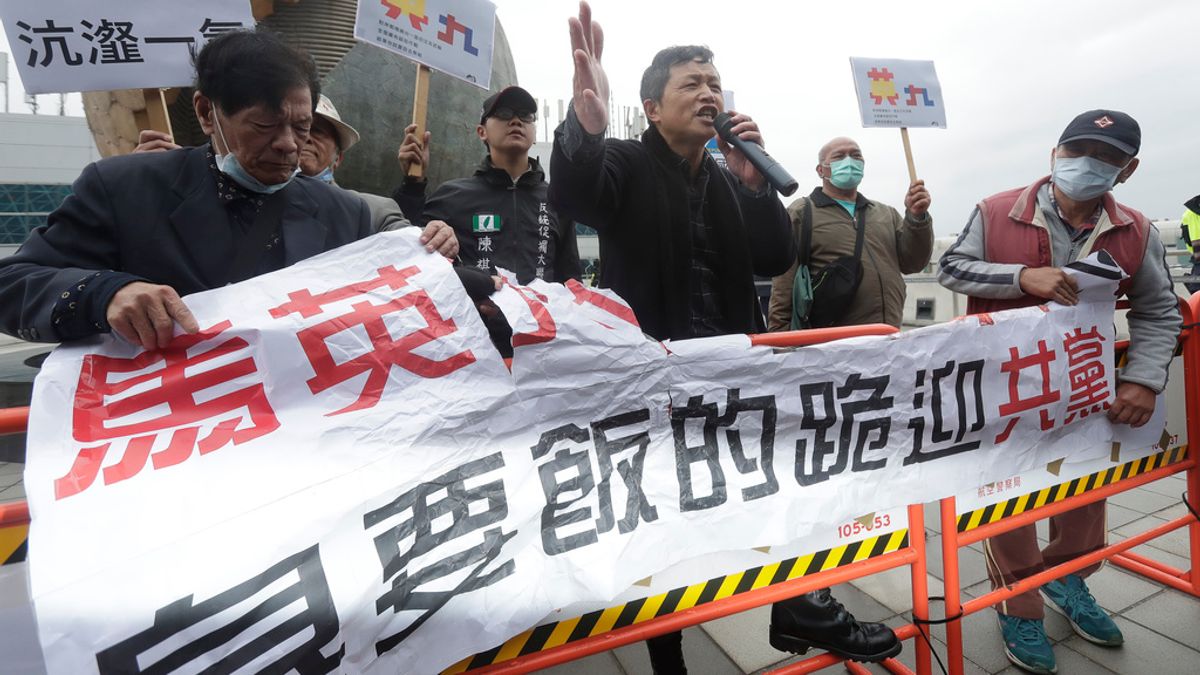 2023年3月27日,反對前總統馬英九前往中國的民眾,在桃園國際機場外舉牌抗議,批評馬英九是「臭要飯的跪迎共產黨」。(美聯社) 2023年3月27日,反對前總統馬英九前往中國的民眾,在桃園國際機場外舉牌抗議,批評馬英九是「臭要飯的跪迎共產黨」。(美聯社)