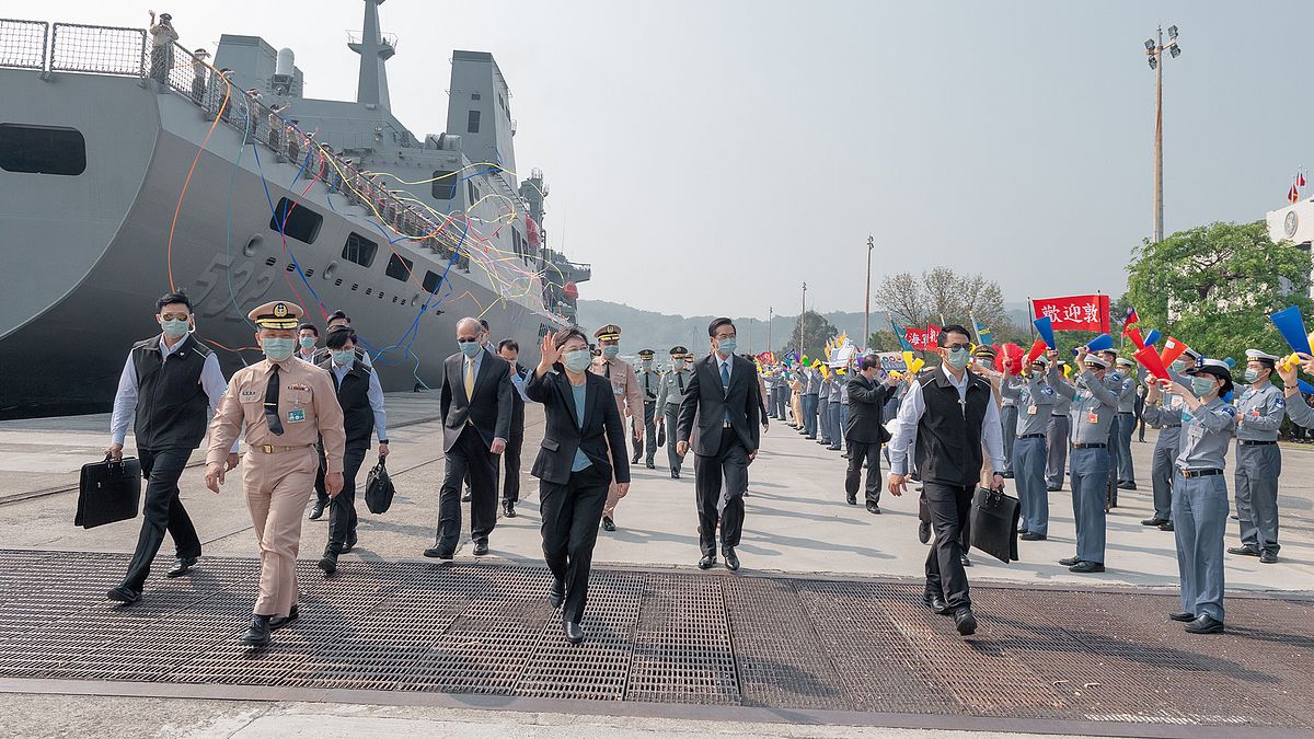 總統蔡英文9日前往碼頭慰勉敦睦支隊返台。(總統府提供) 總統蔡英文9日前往碼頭慰勉敦睦支隊返台。(總統府提供)