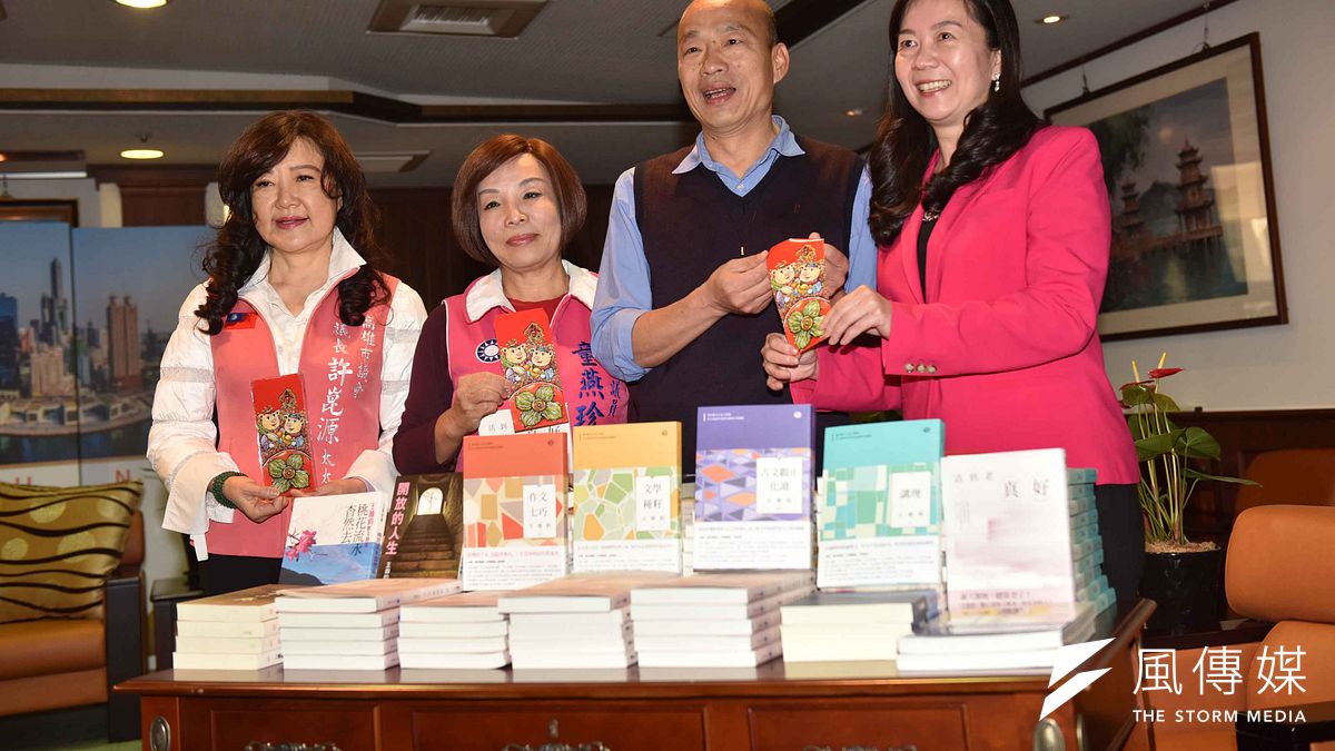 由立委童惠珍(右一)、高雄市議員童燕珍(左二)代表捐贈其著作予高雄市政府。(圖/徐炳文攝) 由立委童惠珍(右一)、高雄市議員童燕珍(左二)代表捐贈其著作予高雄市政府。(圖/徐炳文攝)