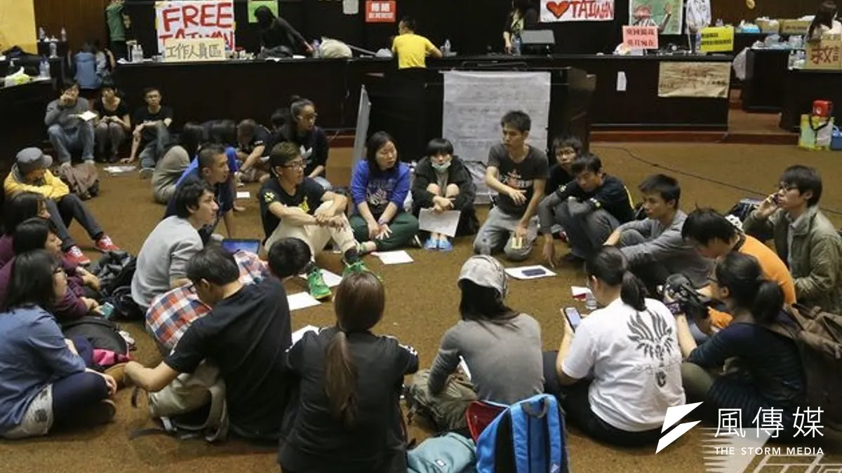 學生佔領行政院,立法院議場內學生緊急會商,總指揮林飛帆呼籲和平非暴力。(吳逸驊攝)