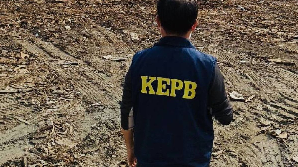 高雄市環保局長時間監控田寮區魚塭遭棄置廢棄物一案,依違反廢棄物清理法第41條重罰30萬元。(圖/高雄市環保局提供) 高雄市環保局長時間監控田寮區魚塭遭棄置廢棄物一案,依違反廢棄物清理法第41條重罰30萬元。(圖/高雄市環保局提供)