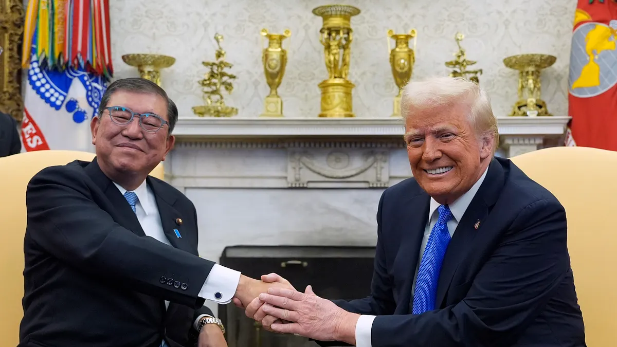 日本の石破茂首相(左)内閣が米国のトランプ(右)政権との第二回交渉に向けて積極的に準備を進めている。(資料写真、AP通信) 日本の石破茂首相(左)内閣が米国のトランプ(右)政権との第二回交渉に向けて積極的に準備を進めている。(資料写真、AP通信)