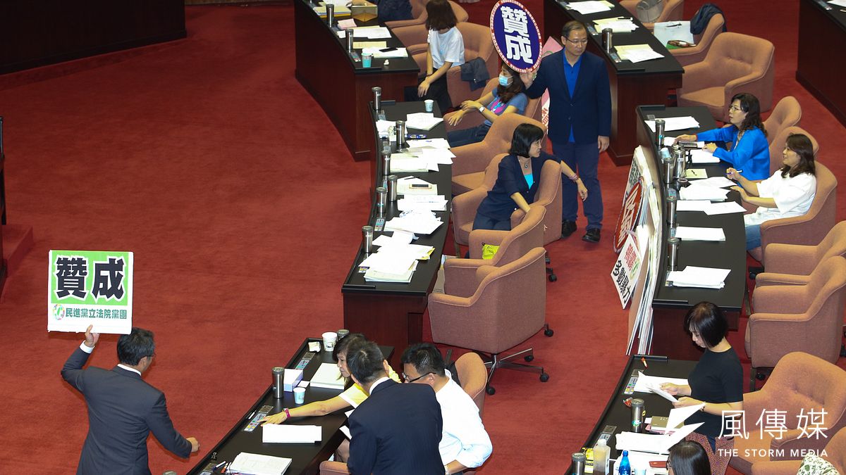 國體法趕在台灣英雄大遊行前三讀通。(陳明仁攝) 國體法趕在台灣英雄大遊行前三讀通。(陳明仁攝)