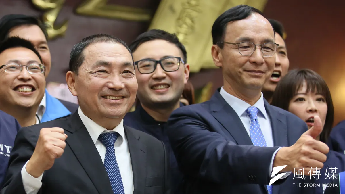 坊間譏諷,國民黨主席朱立倫(右)的提名策略是四年前蔡英文拖垮賴清德的翻版,也意在拖垮新北市長候友宜(左)。(柯承惠攝)