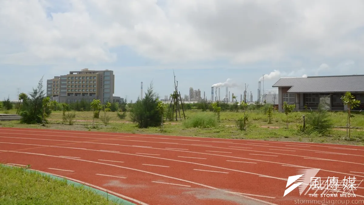 2013至2014年間國內學界至雲林麥寮,針對距離六輕10公里範圍內5所國小的343名學童進行尿液與血液檢驗,且第一時間檢驗結果便發現,所屬學童尿中硫代二乙酸濃度確實高得嚇人,證實當地環境中確有致癌物污染之虞。(資料照,宋小海攝) 2013至2014年間國內學界至雲林麥寮,針對距離六輕10公里範圍內5所國小的343名學童進行尿液與血液檢驗,且第一時間檢驗結果便發現,所屬學童尿中硫代二乙酸濃度確實高得嚇人,證實當地環境中確有致癌物污染之虞。(資料照,宋小海攝)