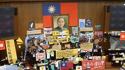 孫文遺像陪太陽花度過一個月。(資料照/吳逸驊攝)