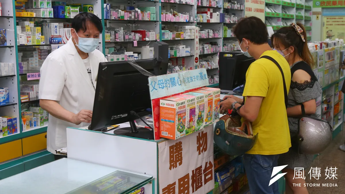 如果民眾前往求診的醫療院所只有學名藥或只有原廠藥,可以持處方箋自行往藥局購買。(資料照,顏麟宇攝)