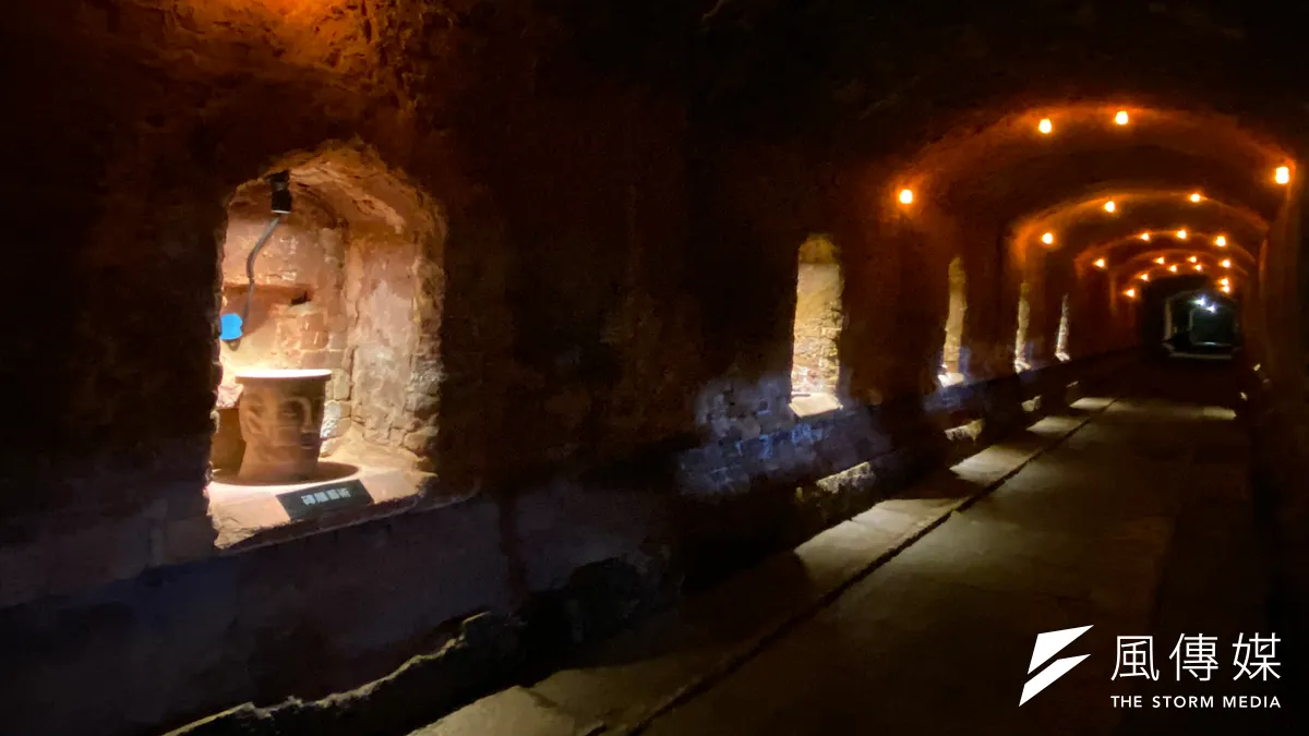 順達磚窯場跟朝陽科大工業設計系合作,在隧道窯窯體內增加火焰燈以及在投煤孔的展示空間,讓原本隧道窯更具魅力。(圖/王秀禾攝) 順達磚窯場跟朝陽科大工業設計系合作,在隧道窯窯體內增加火焰燈以及在投煤孔的展示空間,讓原本隧道窯更具魅力。(圖/王秀禾攝)