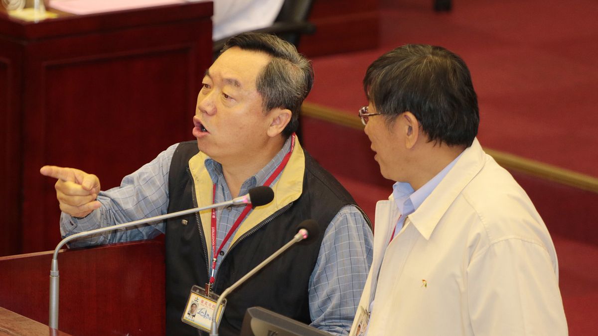 曾向台北市長柯文哲(右)請辭的2017年世界大學運動會副執行長邱大展(左),在柯文哲百般慰留下,仍執意求去,確定離職。(資料照,余志偉攝) 曾向台北市長柯文哲(右)請辭的2017年世界大學運動會副執行長邱大展(左),在柯文哲百般慰留下,仍執意求去,確定離職。(資料照,余志偉攝)