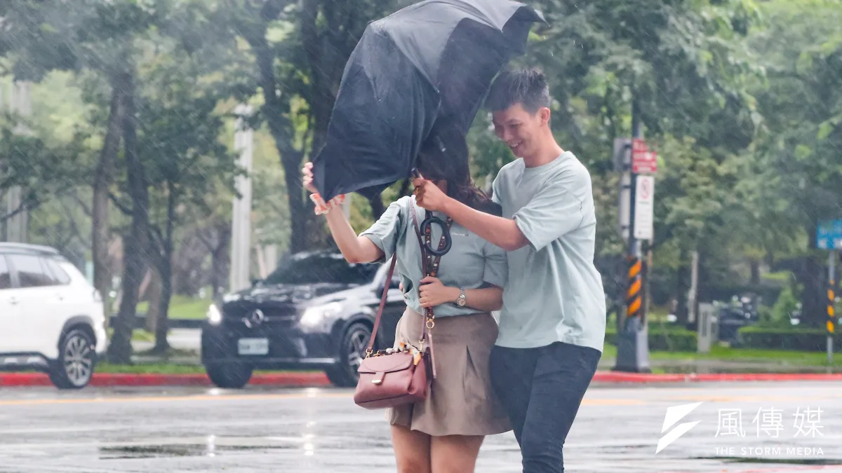 氣象局表示,今(5)日一整天是風雨影響仍顯著,東半部、恆春半島防大豪雨,台東山區可能有超大豪雨發生。( 資料照/顏麟宇攝)