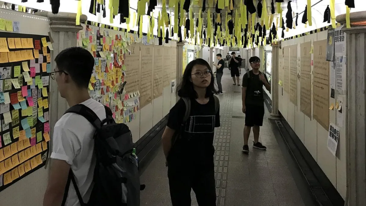 台灣大學門外地下通道如今變成聲援香港抗議的連儂牆(BBC中文網)