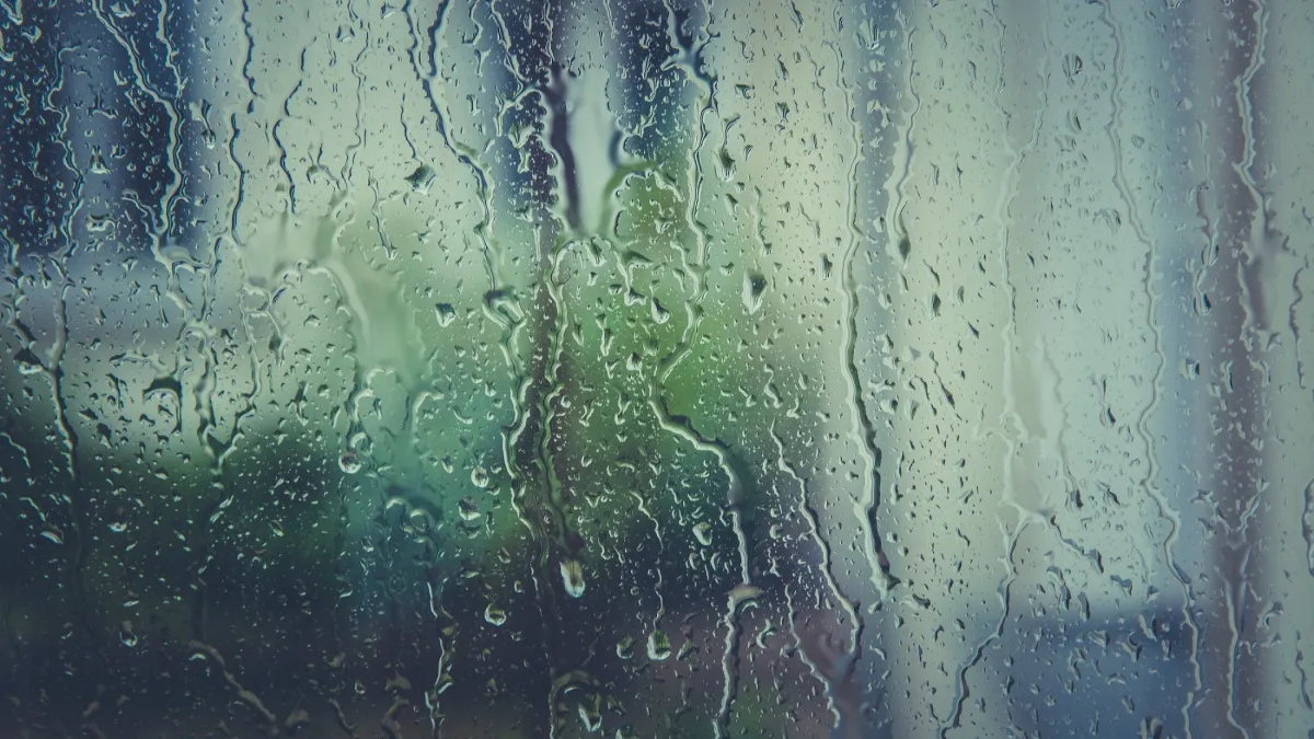 濕答答的天候,曬不乾的衣服,也會讓人心情不美麗。(Photo by Markus Spiske)