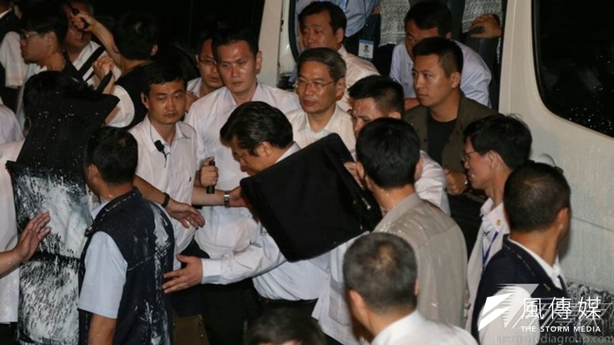 中國國台辦主任張志軍28日到高雄西子灣時,車隊遭抗議人士潑漆。(吳逸驊攝) 中國國台辦主任張志軍28日到高雄西子灣時,車隊遭抗議人士潑漆。(吳逸驊攝)