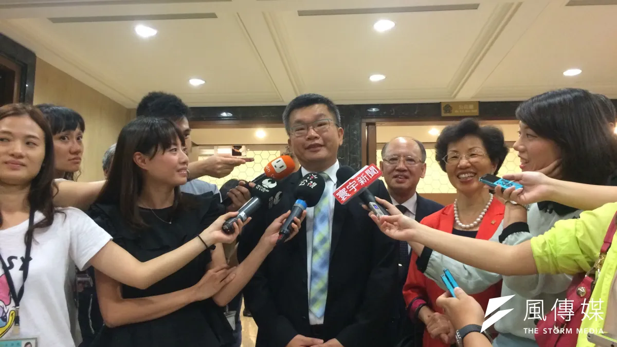 立法院副院長蔡其昌(中)、陸委會主委張小月出席國會助理研習營。(石秀娟攝)