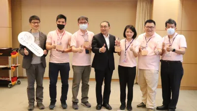 新北動保處榮獲五大獎項與市長侯友宜合影。(圖/新北市動保處提供)