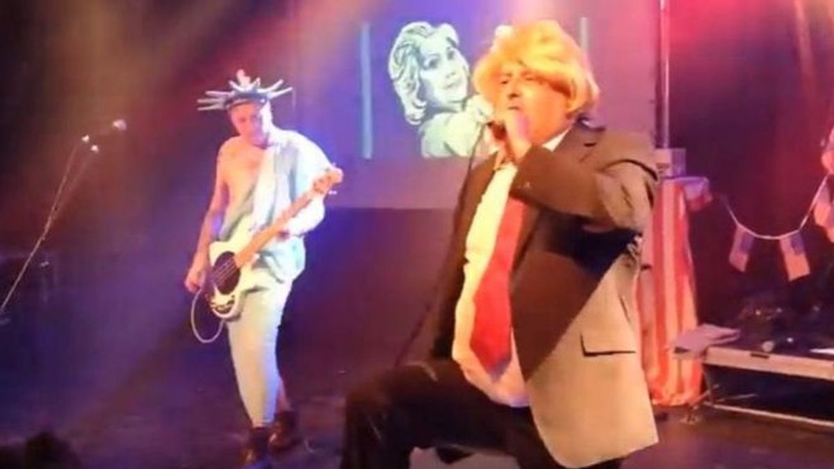 英國龐克樂團「彼得和試管寶寶」主唱彼得·拜爾沃特斯曾在德國巡演中模仿美國總統川普。(BBC中文網) 英國龐克樂團「彼得和試管寶寶」主唱彼得·拜爾沃特斯曾在德國巡演中模仿美國總統川普。(BBC中文網)