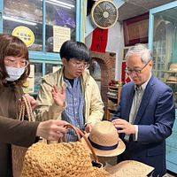 擁有百年歷史的振發帽蓆行,以苑裡三角藺草為材料,發展手工編織品,文化部長李遠也購入草帽,以行動支持在地產業。(圖/文化部提供) 擁有百年歷史的振發帽蓆行,以苑裡三角藺草為材料,發展手工編織品,文化部長李遠也購入草帽,以行動支持在地產業。(圖/文化部提供)