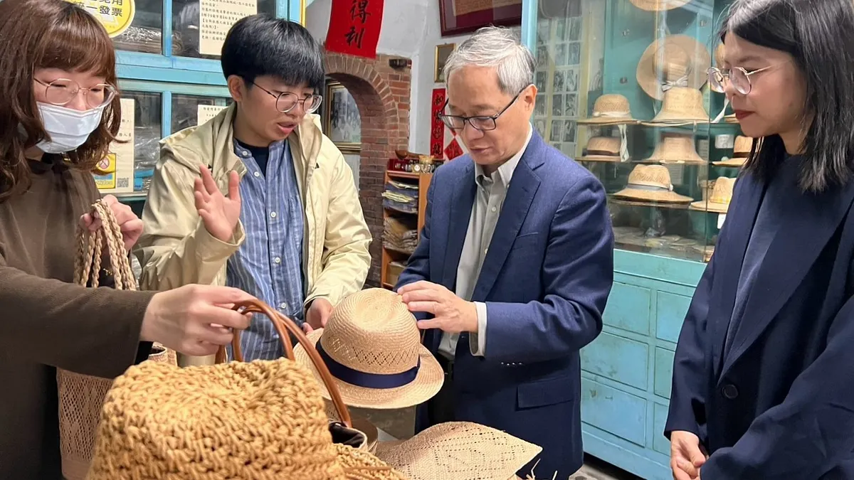 擁有百年歷史的振發帽蓆行,以苑裡三角藺草為材料,發展手工編織品,文化部長李遠也購入草帽,以行動支持在地產業。(圖/文化部提供) 擁有百年歷史的振發帽蓆行,以苑裡三角藺草為材料,發展手工編織品,文化部長李遠也購入草帽,以行動支持在地產業。(圖/文化部提供)