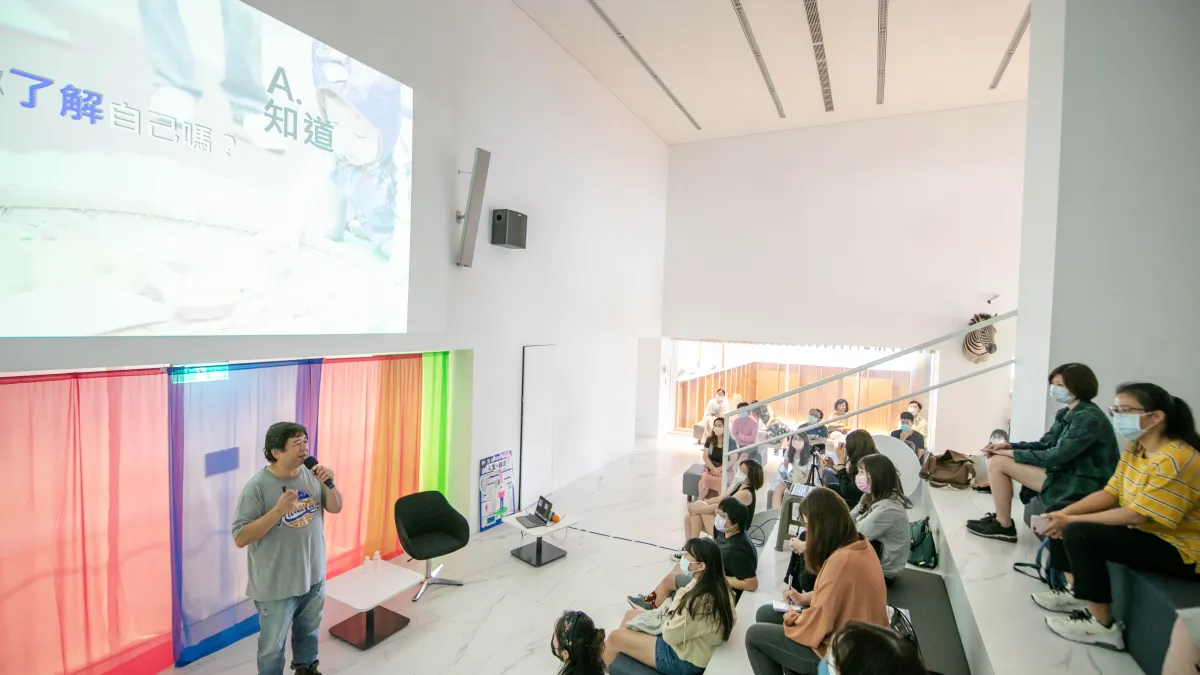屏東縣立圖書館總館首場名人講座由瞿友寧導演透過線上、線下同步分享。(圖/屏東縣文化處提供)