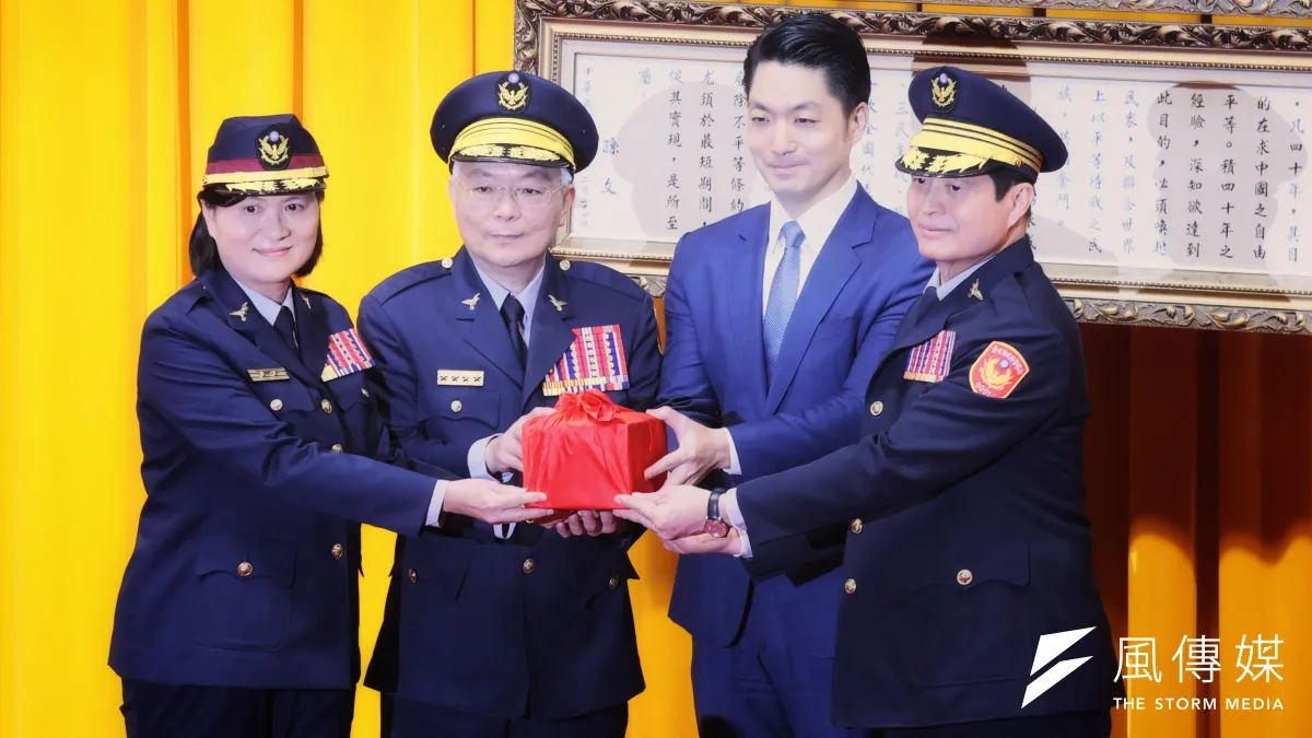 台北市長蔣萬安(右二)、 警政署長張榮興(左二)20日出席新任台北市警察局長林炎田( 右一)布達交接典禮。(柯承惠攝)
