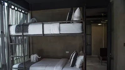 泰國曼谷的蘇克站青旅(Sook Station Hostel)打造監獄主題的住宿環境,吸引想嚐鮮的旅客(取自Sook Station Hostel官方臉書)