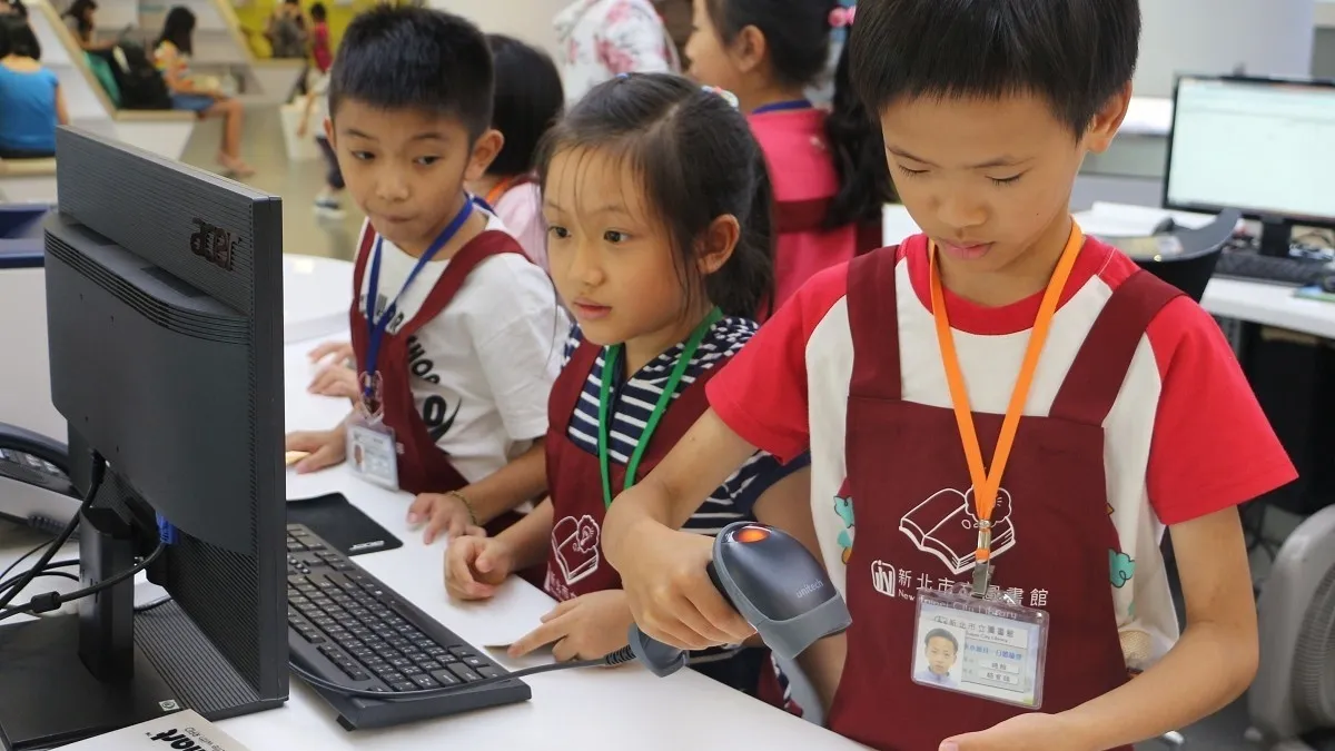 國小學童小小館員體驗 為讀者借還書樂在其中