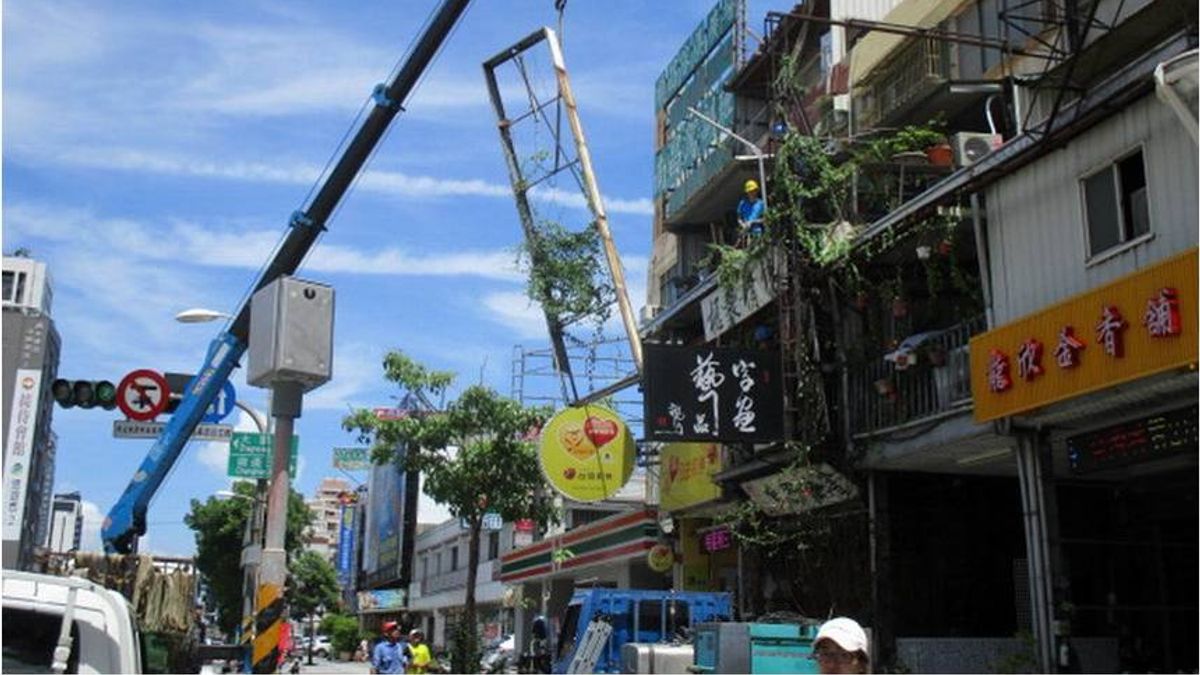 取締違規廣告不僅是防災需求,也是維護整體市容觀瞻。(圖/高雄市工務局提供) 取締違規廣告不僅是防災需求,也是維護整體市容觀瞻。(圖/高雄市工務局提供)