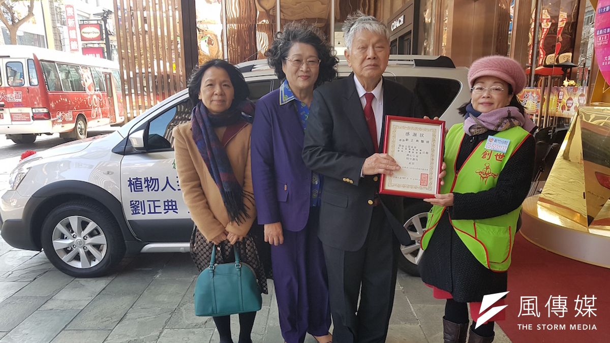 服務於北醫大的劉正典醫師11日贈車給新竹創世,做為植物人到宅服務使用。(圖/方詠騰攝) 服務於北醫大的劉正典醫師11日贈車給新竹創世,做為植物人到宅服務使用。(圖/方詠騰攝)