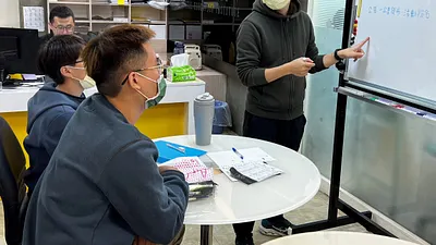 高分署協助青年參加「產業新尖兵計畫」成功跨進AI產業。(圖/勞動力發展署高屏澎東分署提供)