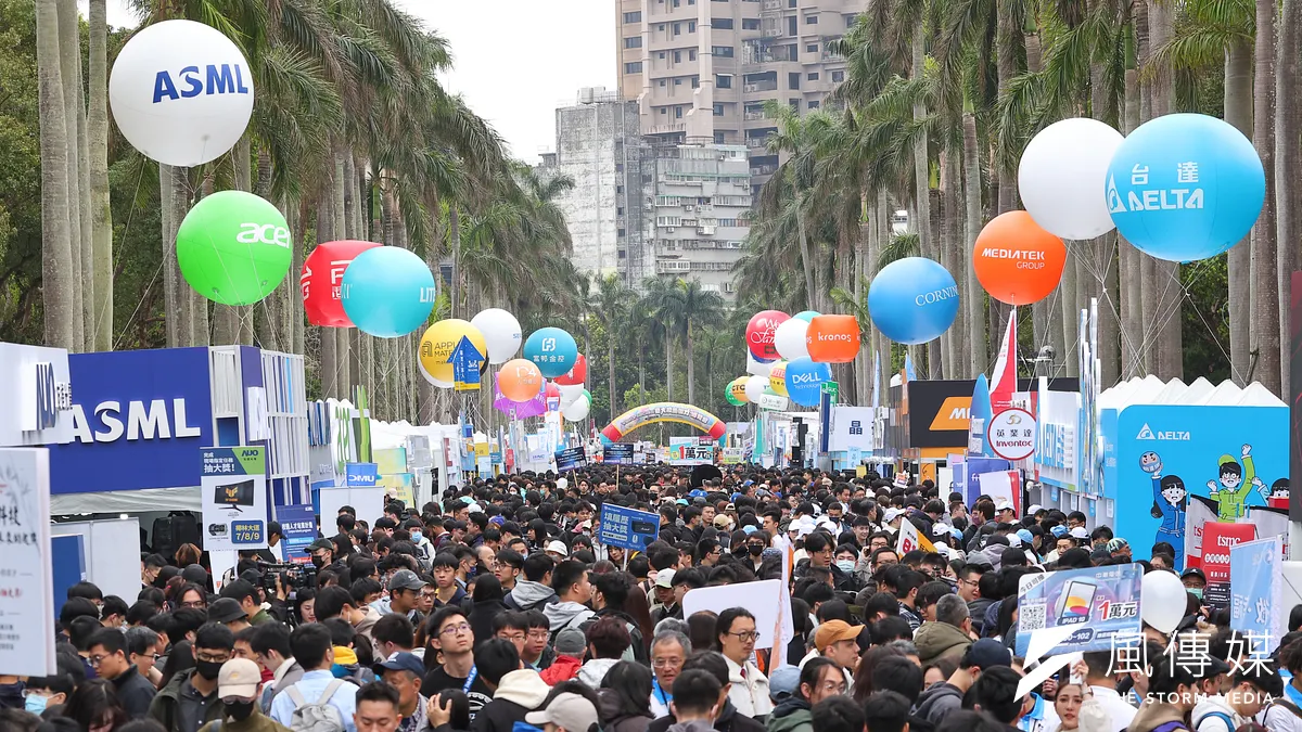 台大今年繁星推薦招生名額達416個,相較去年增加10個,然而部分學系仍出現缺額。台大註冊組主任李宏森指出,缺額主要原因在於部分學系設定的標準較高,或是學生對科系的興趣不高。(台大校園徵才博覽會資料照,顏麟宇攝) 台大今年繁星推薦招生名額達416個,相較去年增加10個,然而部分學系仍出現缺額。台大註冊組主任李宏森指出,缺額主要原因在於部分學系設定的標準較高,或是學生對科系的興趣不高。(台大校園徵才博覽會資料照,顏麟宇攝)