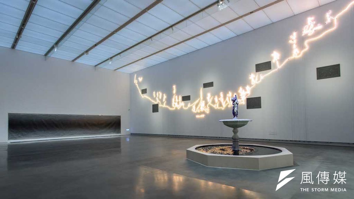 位列十大公辦好展覽第一的《靜河流深》為高雄市立美術館首波大型空間改造後的第一檔展覽。(圖/徐炳文攝) 位列十大公辦好展覽第一的《靜河流深》為高雄市立美術館首波大型空間改造後的第一檔展覽。(圖/徐炳文攝)