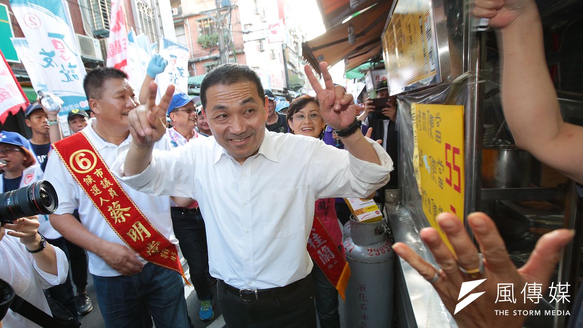 立委段宜康指控國民黨新北市長候選人侯友宜涉嫌逃漏稅,侯友宜(見圖)澄清國稅局已告知並無欠稅,也未要求補稅,並不忘酸段宜康「曲棍球吞了沒?可以開曲棍球工廠了。」(顏麟宇攝) 立委段宜康指控國民黨新北市長候選人侯友宜涉嫌逃漏稅,侯友宜(見圖)澄清國稅局已告知並無欠稅,也未要求補稅,並不忘酸段宜康「曲棍球吞了沒?可以開曲棍球工廠了。」(顏麟宇攝)