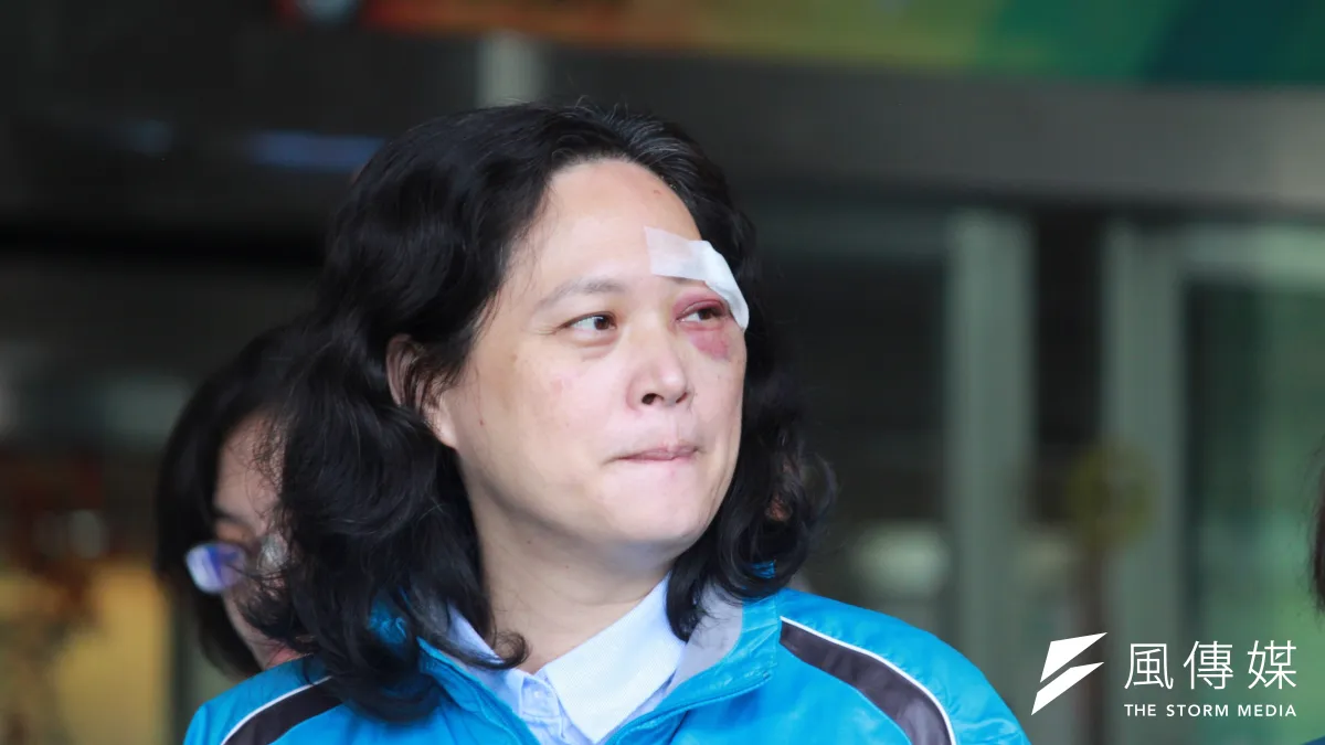 台北市勞動局長賴香伶日前遭勞運人士李明彥持鋼筋攻擊,於2日上午出院返家療養。(方炳超攝)