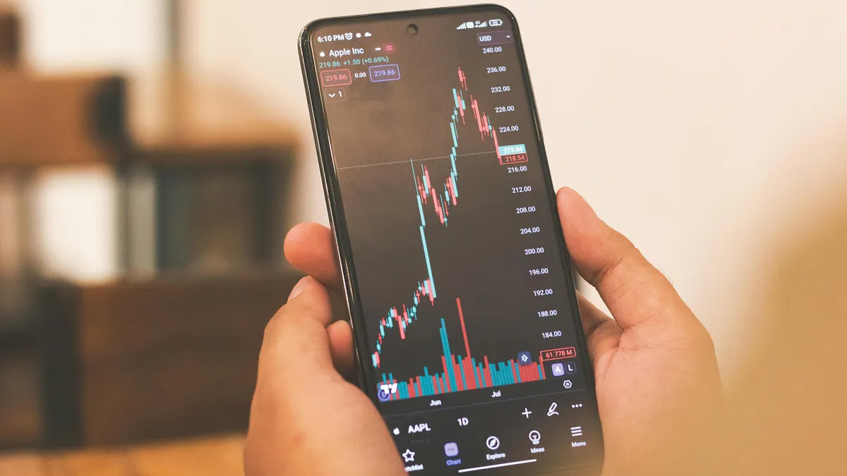 0050因與大盤連動、台積電權重高,加上有先天換血制度,對許多不願承擔個股風險的投資人來說,始終是最直覺的長期工具。回到這位41歲投資人的提問,眾多回答並未給出「標準答案」,但都指向同一件事:與其糾結扣款方式,不如先搞清楚0050的本質。(圖/取自pexels) 0050因與大盤連動、台積電權重高,加上有先天換血制度,對許多不願承擔個股風險的投資人來說,始終是最直覺的長期工具。回到這位41歲投資人的提問,眾多回答並未給出「標準答案」,但都指向同一件事:與其糾結扣款方式,不如先搞清楚0050的本質。(圖/取自pexels)