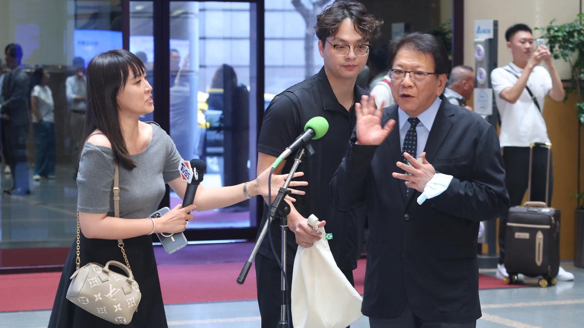 潘孟安揮手打到記者麥克風!楊智伃嗆:難道這就是賴清德對毒油的回應?