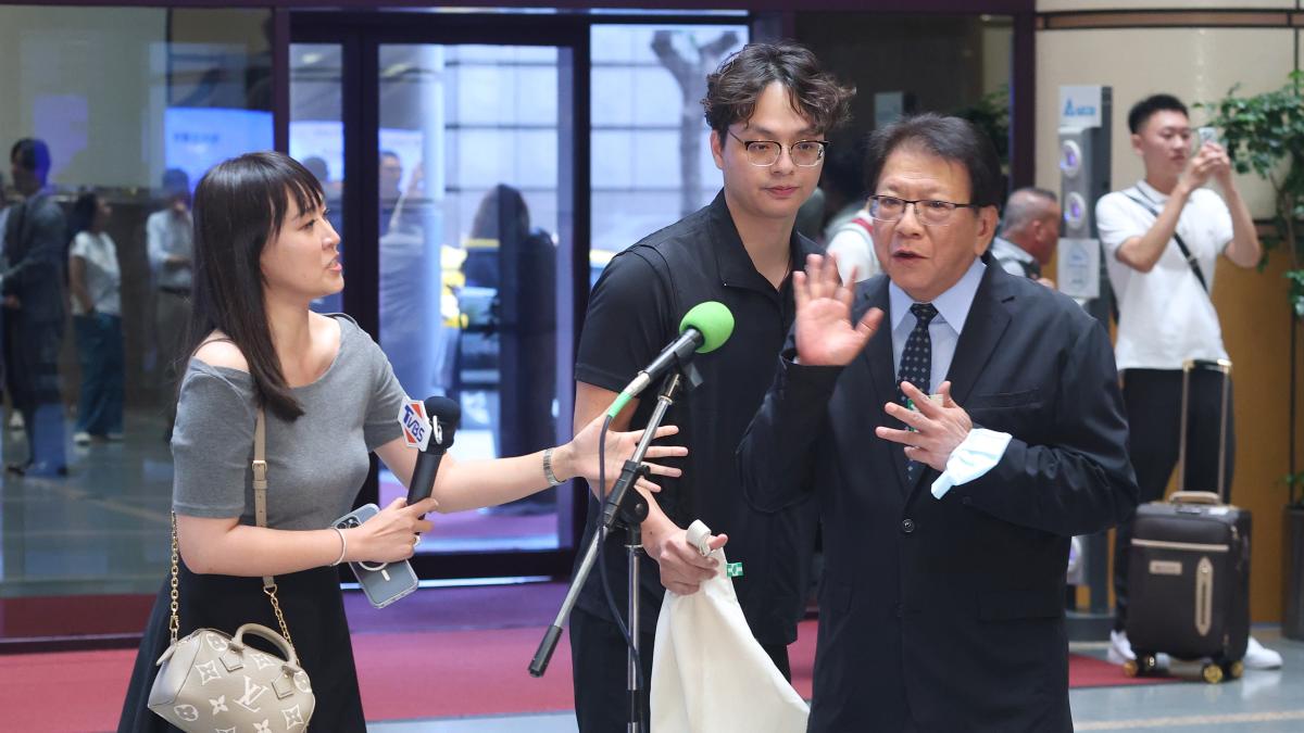 被潘孟安推開的是她!黃仁勳「兆元宴」全台唯一專訪記者 黃揚明聲援:追問是天職