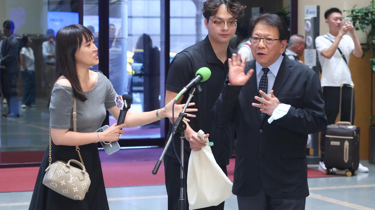 潘孟安遭控「揮手推記者」!總統府還原現場:是怕碰撞器材才抬手