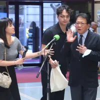 20260719-早上因追問問題被揮打的TVBS記者劉亭廷在下午繼續追問出席民進黨全代會的總統府秘書長潘孟安(右)。(資料照片,顏麟宇攝) 20260719-早上因追問問題被揮打的TVBS記者劉亭廷在下午繼續追問出席民進黨全代會的總統府秘書長潘孟安(右)。(資料照片,顏麟宇攝)