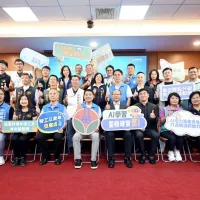 苗栗縣府推「苗栗縣特定對象青年AI數位職能提升計畫」,補助購買AI相關軟體,共100個名額。縣長鍾東錦表示,「機會是給準備好的人」。(圖/苗栗縣政府) 苗栗縣府推「苗栗縣特定對象青年AI數位職能提升計畫」,補助購買AI相關軟體,共100個名額。縣長鍾東錦表示,「機會是給準備好的人」。(圖/苗栗縣政府)