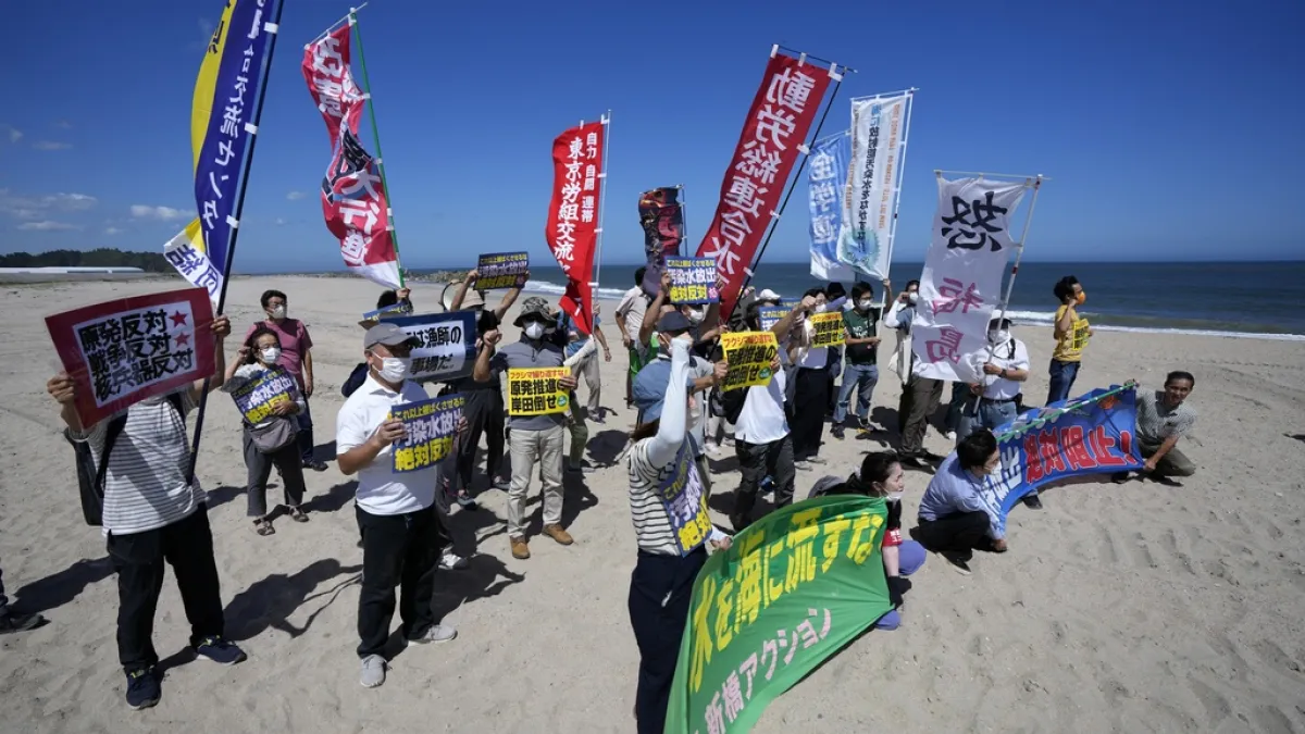 2023年8月24日,反對將福島「核處理水」排放入海的日本民眾在福島第一核電廠附近的沙灘上抗議。(資料照,美聯社)
