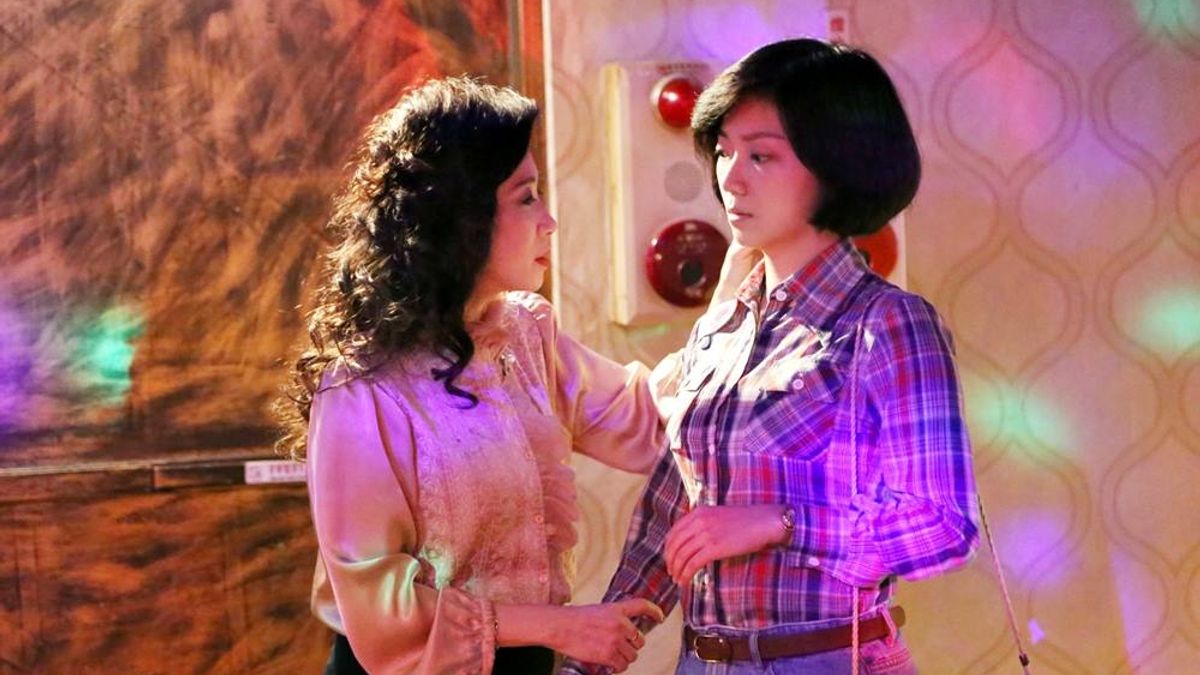 只會念書卻不懂人情事故的錦鳳,對於這群女工的人生故事感到困惑。(圖/外鄉女提供) 只會念書卻不懂人情事故的錦鳳,對於這群女工的人生故事感到困惑。(圖/外鄉女提供)