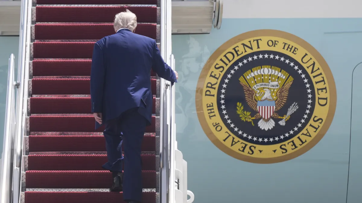 2025年5月12日。美國總統川普(Donald Trump)準備前往沙烏地阿拉伯利雅德。(AP)
