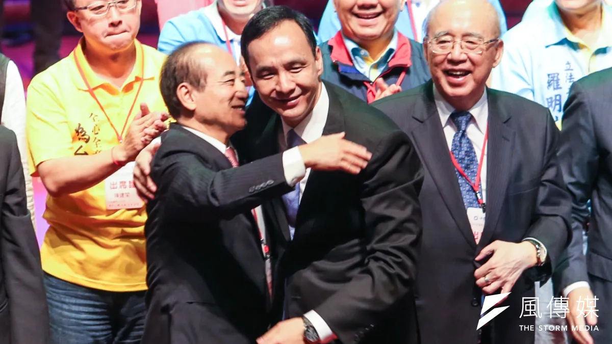 國民黨17日舉辦臨時全代會,黨政大老都上台與朱立倫拉手喊口號。(陳明仁攝)