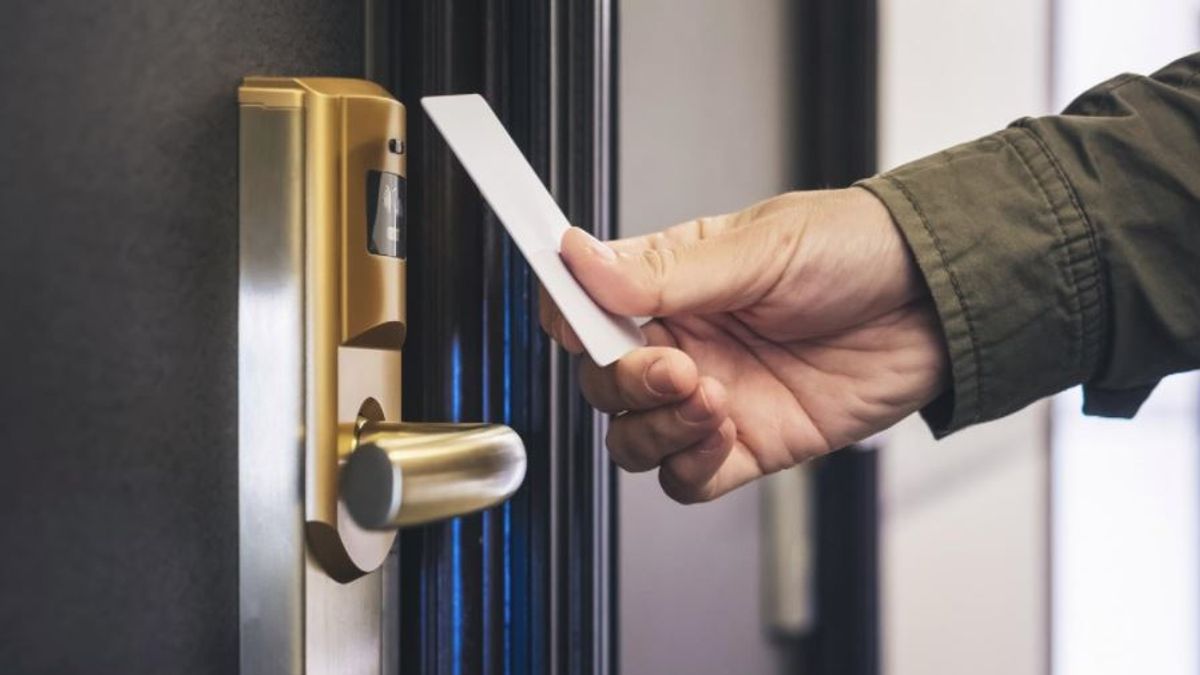 旅館使用的房卡藏危機,芬蘭研究人員發現鎖具製造商亞薩合萊(Assa Abloy)的電子鎖系統有漏洞,駭客僅需隨便一張房卡,就能備份卡片內資料,製作一張通行所有房間的萬用卡片。(圖/取自shutterstock,數位時代提供) 旅館使用的房卡藏危機,芬蘭研究人員發現鎖具製造商亞薩合萊(Assa Abloy)的電子鎖系統有漏洞,駭客僅需隨便一張房卡,就能備份卡片內資料,製作一張通行所有房間的萬用卡片。(圖/取自shutterstock,數位時代提供)